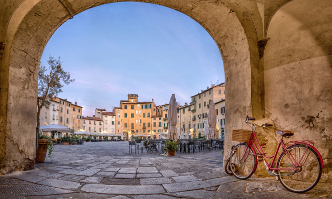 Piazza Anfiteatro a Lucca: come nasce una delle piazze più belle della  Toscana