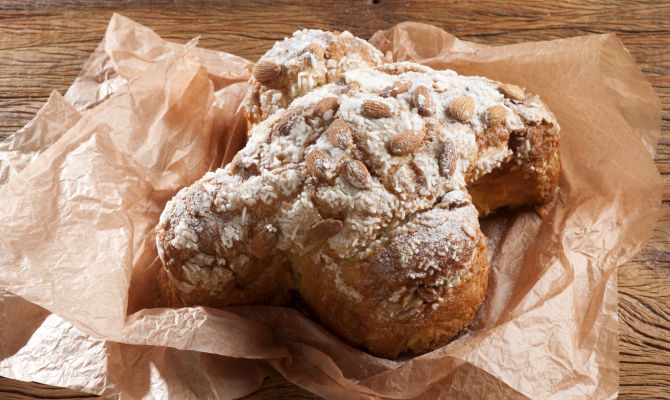 colomba pasqua dolce mandorle glassa carta milano italia