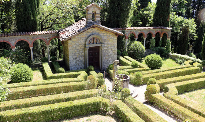 villa peyron cappella giardino siepi toscana fiesole