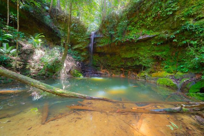 Piscina naturale nel Borneo malese