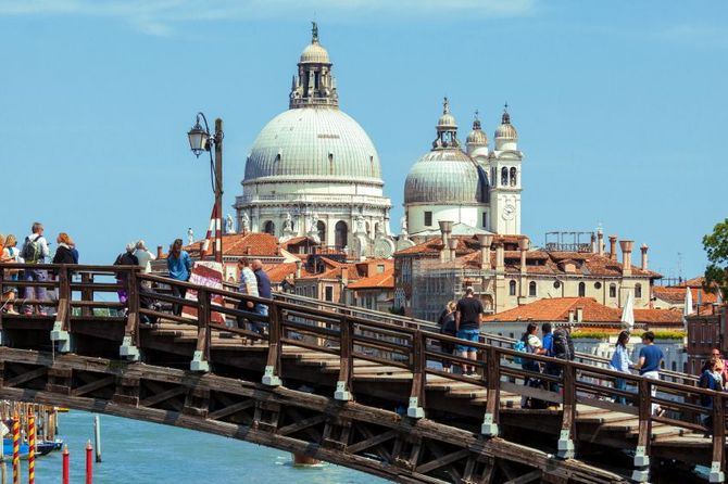 6 Ponte dell'Accademia