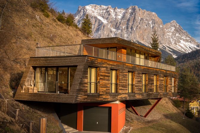 Casa sospesa nelle Alpi