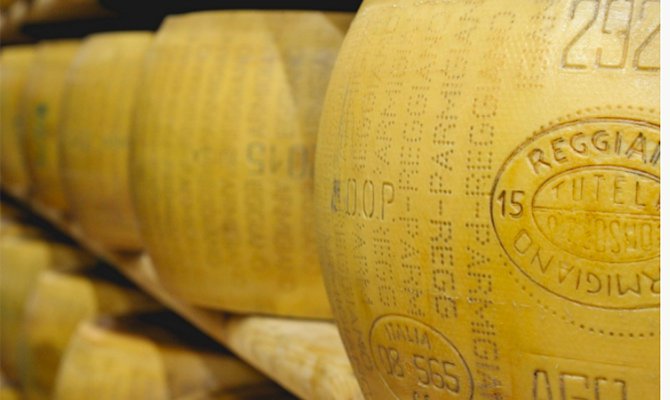 forme di parmigiano reggiano