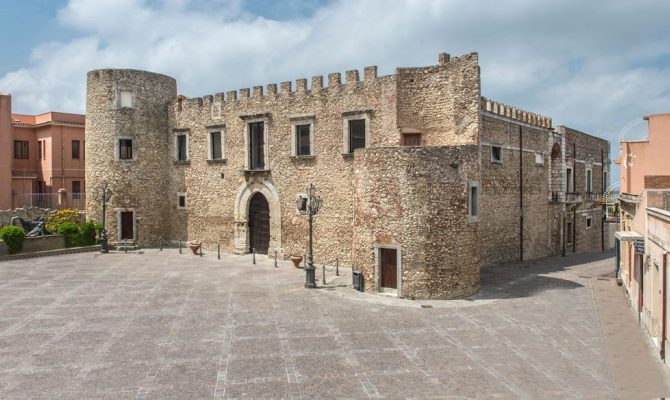 esterno del castello di roccavaldina