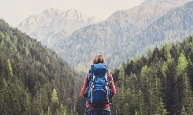 ragazza che guarda una montagna