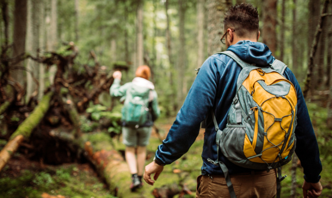 ragazzi che fanno un'escursione in un bosco