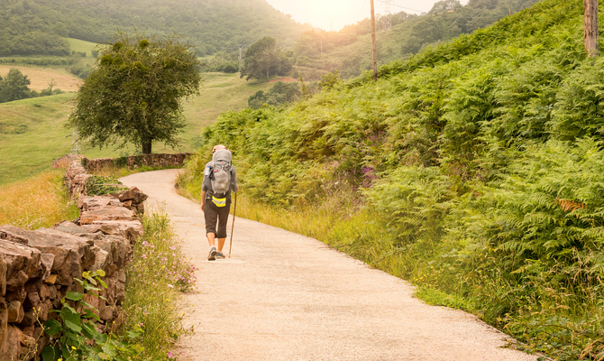 persona che fa trekking