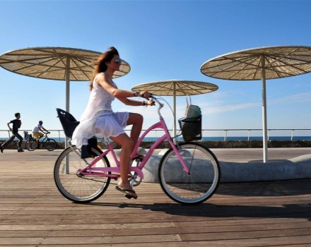 Tel Aviv ragazza in bicicletta al porto