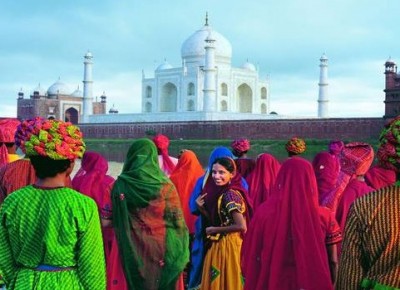 India donne con colorati sari davanti a Taj Mahal