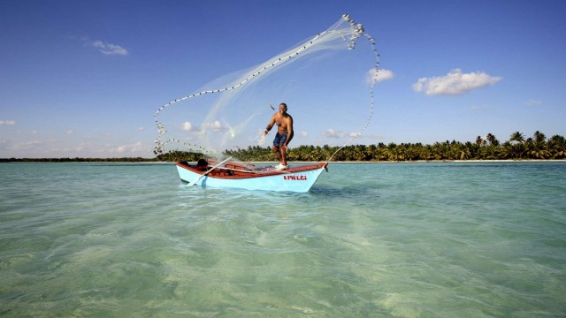 Pescatore nel mare caraibico