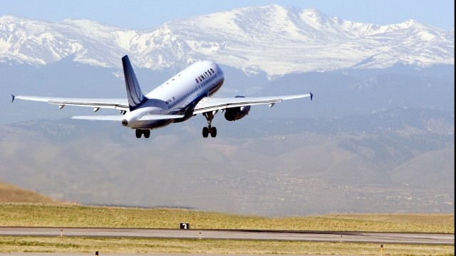 Decollo con sfondo Mount Evans