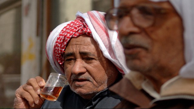 Uomo del Bahrain che beve tea