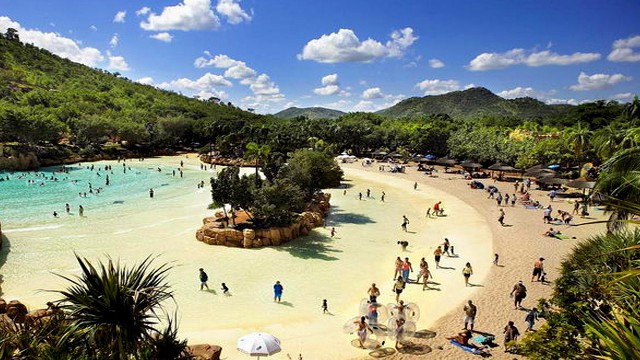 Spiaggia con palme a Sun City, Sudafrica