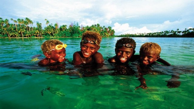 Bambini papuani nell&amp;#39;acqua