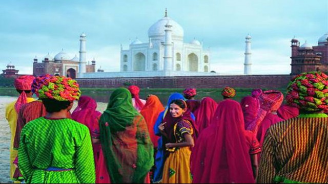 Donne indiane davanti al Taj Mahal