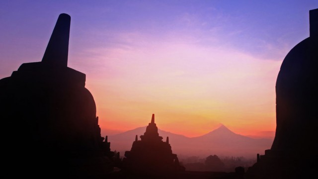 Borobudur tramonto tra le stupa