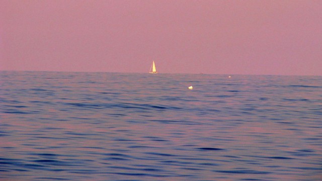 barca a vela sul mare di Bianco