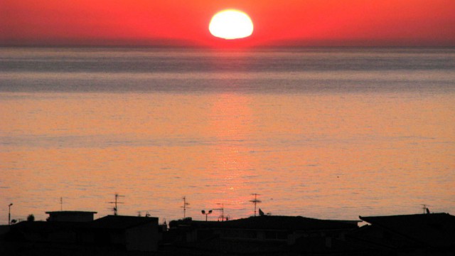 Bianco Alba sul mare