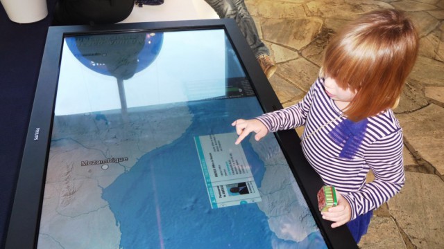 Bambina al museo touch screen