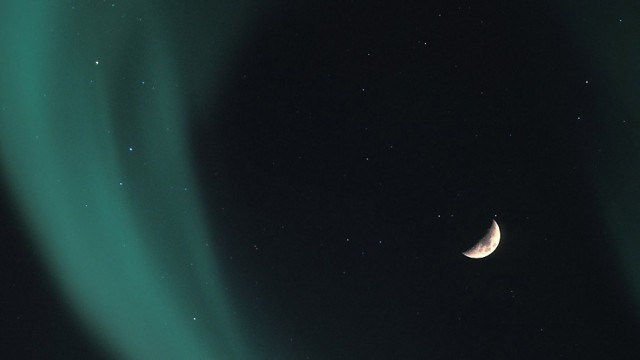 Luna con aurora boreale