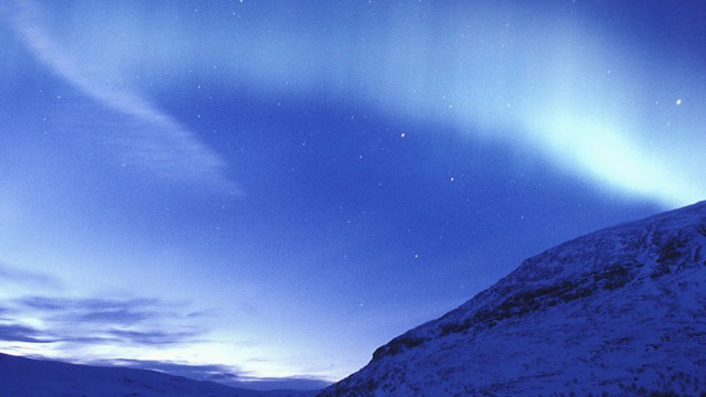 Paesaggio con aurora boreale