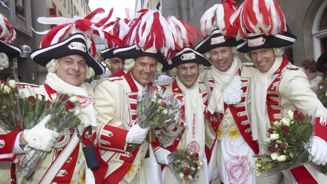 Uomini in costume tradizionale