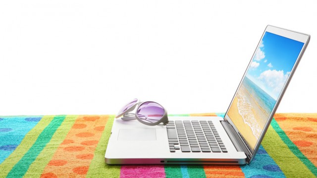 Laptop su telo da spiaggia