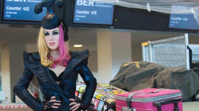 Statua di Lady Gaga &amp;#45; Aeroporto di Berlino