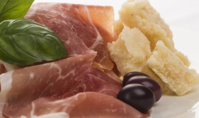 parmigiano, prosciutto, basilico e olive