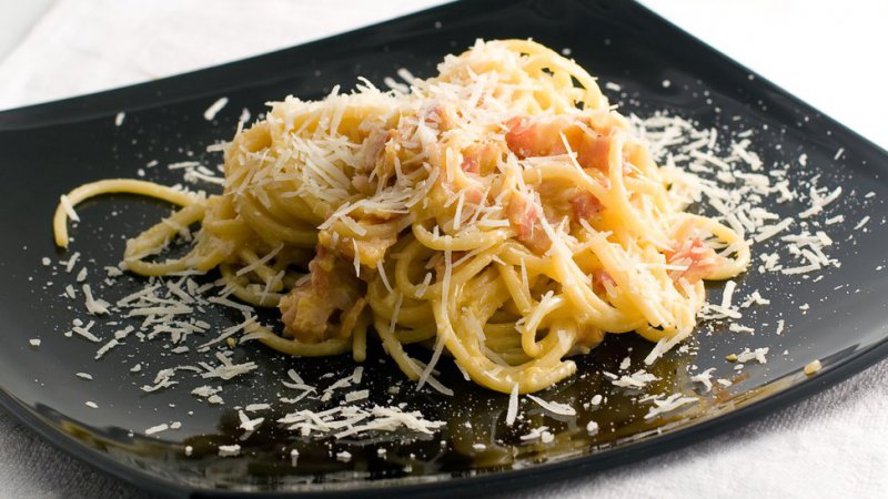 piatto di pasta con pecorino grattuggiato