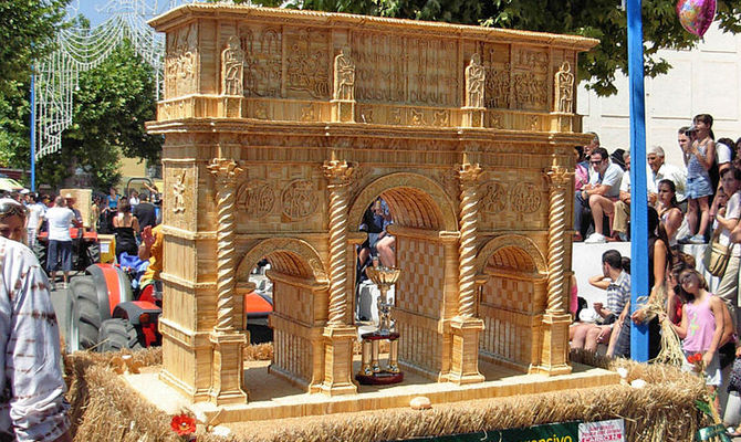 Riproduzione dell'Arco di Costantino di Roma durante la Festa del Grano di Foglianise