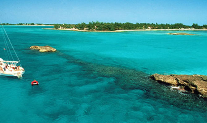Barca sul mare delle Bahamas