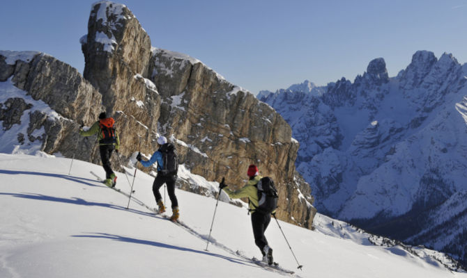 Scialpinismo, sci ai piedi in salita e discesa