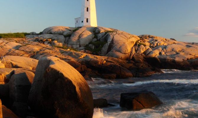 faro mare scogliera