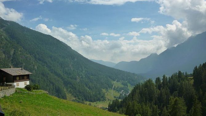 Sabot di legno in Valle di Ayas foto