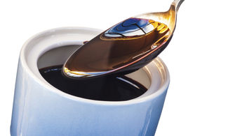 sciroppo melassa scuro vasetto ceramica cucchiaio