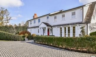 Anne Hathaway vende la sua villa da sogno a Westport