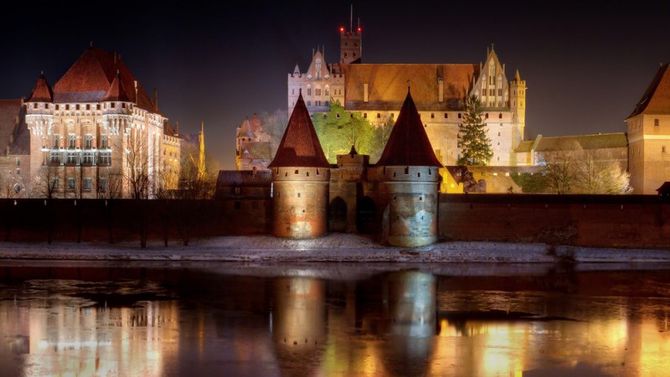 malbork fortezza di notte