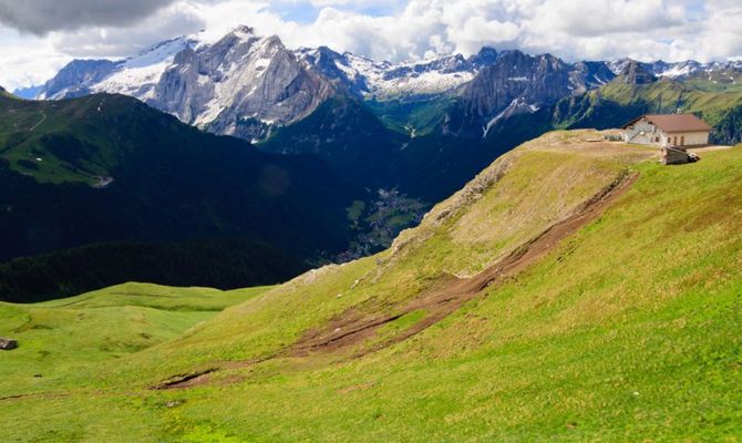 Verdi prati tra le Dolomiti d'estate