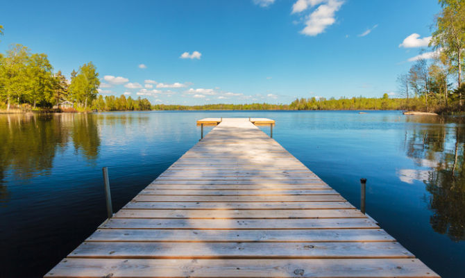 lago e pontile in svezia