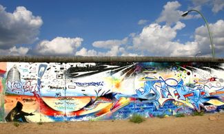 Parete con murales, spiaggia di Berlino