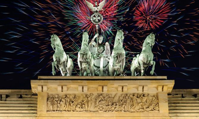 Berlino, fuochi d'artificio sulla Porta di Brandeburgo