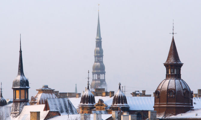 Riga panorama di tetti e torri
