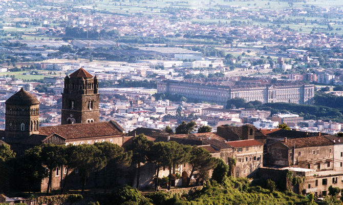 Veduta panoramica con Caserta Vecchia e nello sfondo la Reggia di Caserta.