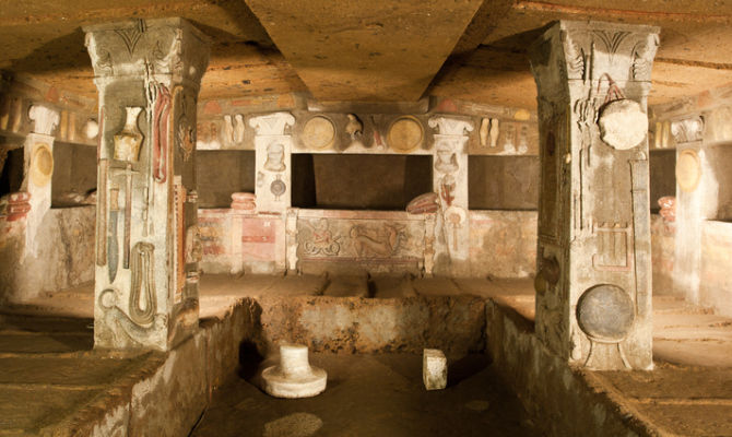 Interno di una tomba etrusca