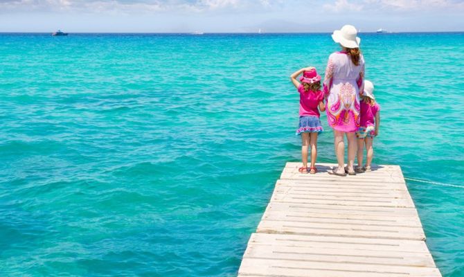 Mamma con figli sul pontile