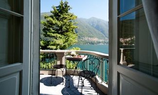La riva romantica del Lago di Como