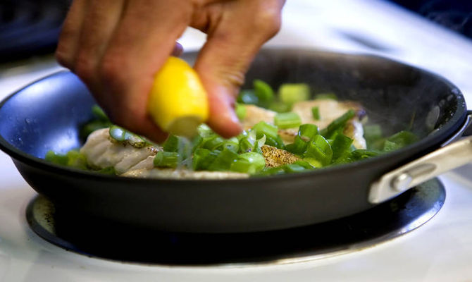 Spremuta di limone su un piatto di pesce