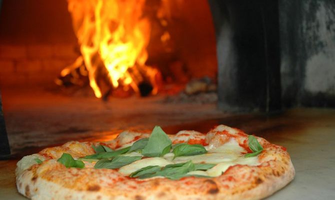 Pizza forno a legno