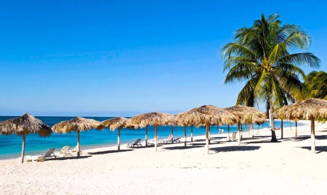 Cuba spiaggia con palme